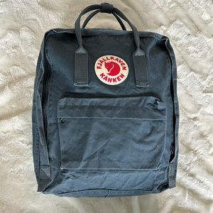 Unisex Fjällräven Kånken Classic Backpack in Graphite
